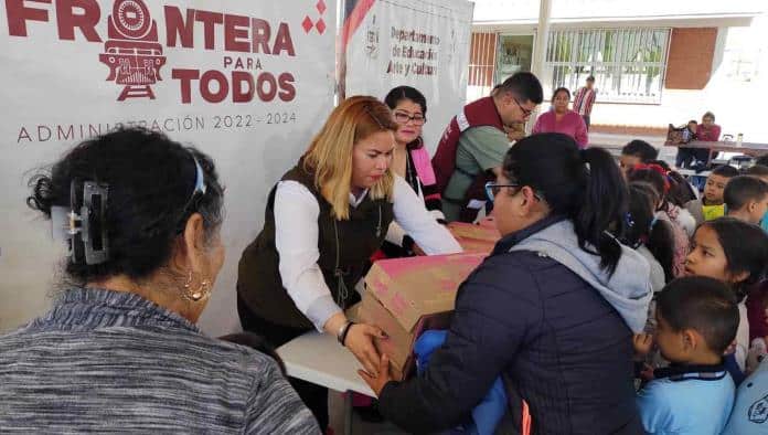 Donan leche a niños