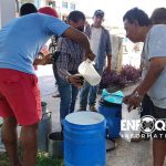 Ganaderos de San Jerónimo regalan leche en protesta a qué productores de queso no aceptan incremento en el precio