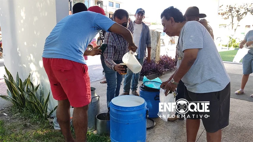 Ganaderos de San Jerónimo regalan leche en protesta a qué productores de queso no aceptan incremento en el precio