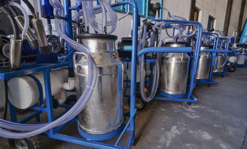 Productores de leche de Unión de San Antonio reciben equipamiento