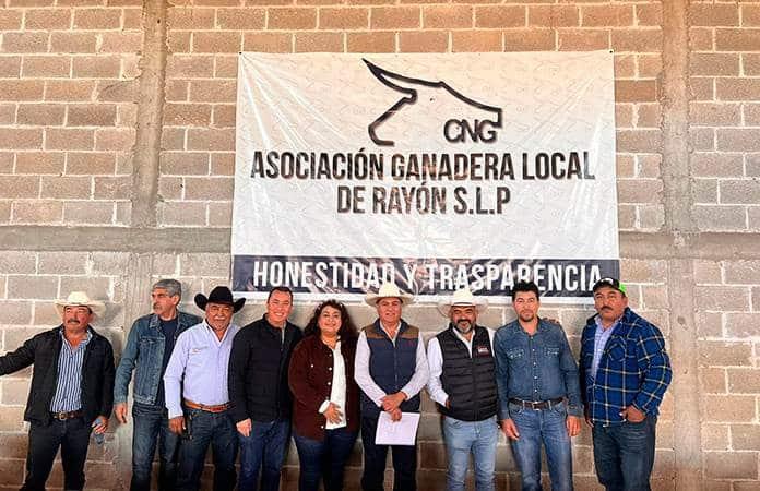 Reparten pacas forrajeras a productores ganaderos