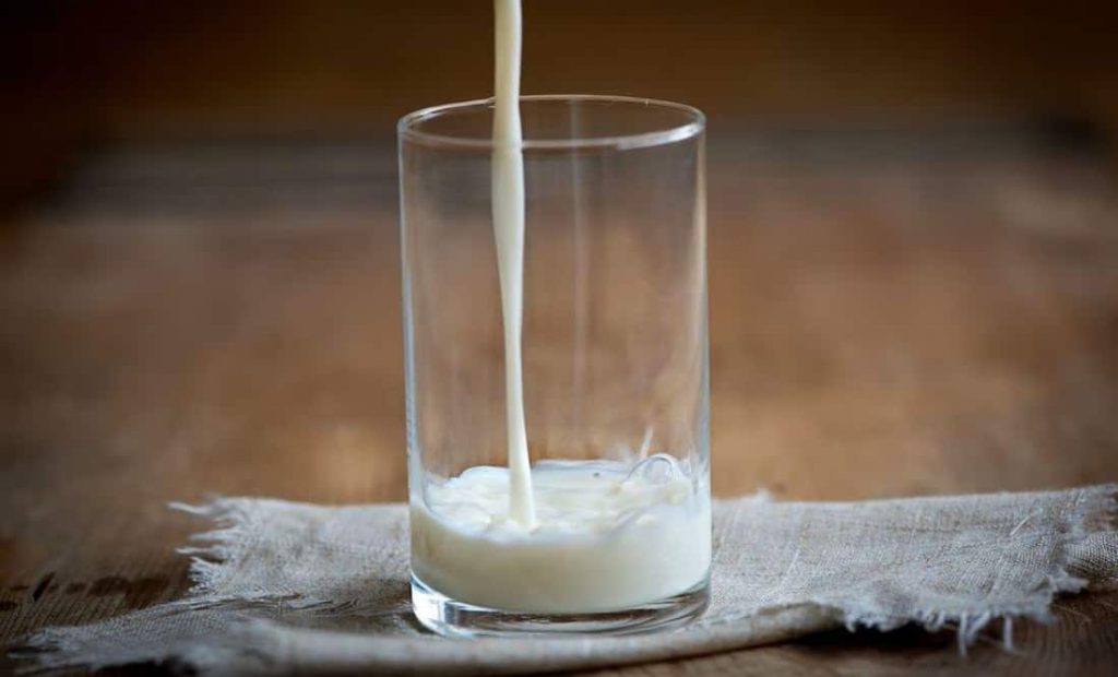 Estas son las contraindicaciones de tomar leche descremada, según expertos