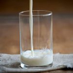 Estas son las contraindicaciones de tomar leche descremada, según expertos