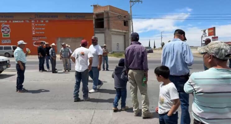 Ganaderos bloquean carretera en La Chona, Jalisco