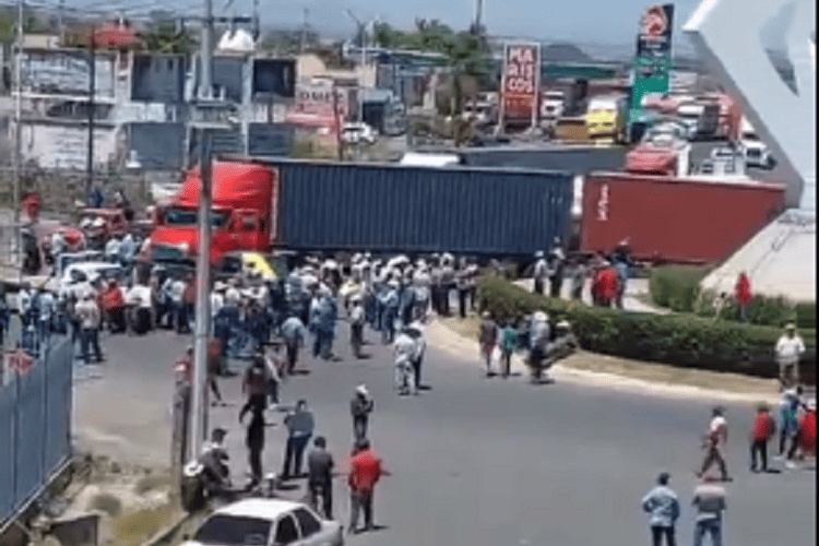 Lecheros exigen pago justo a leche con protesta