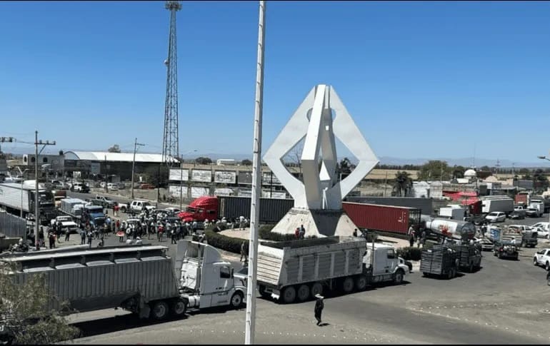 Protestan productores de leche en carreteras de Jalisco