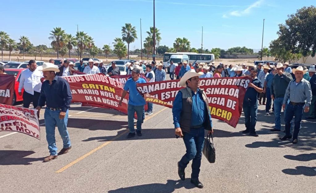 Se manifiestan en Culiacán para pedir destitución del presidente de la UGRS