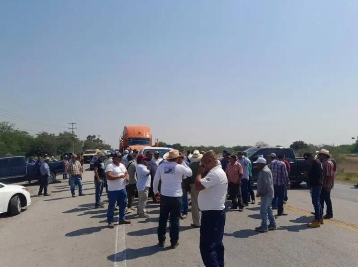 Campesinos cierran carretera de Tamaulipas, reclaman precios de su producto
