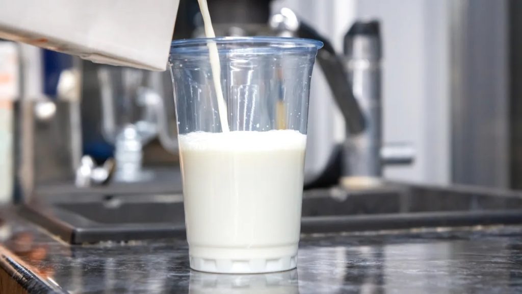 Es seguro beber leche cruda Aumenta el consumo a pesar de brote de gripe aviar
