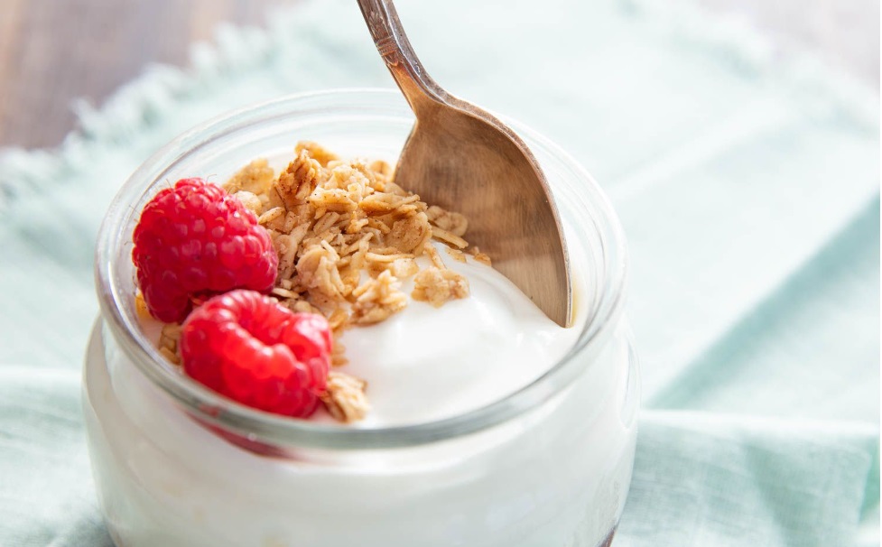 La FDA afirma que comer yogur podría ayudar a prevenir una enfermedad común