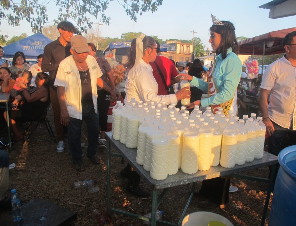 Productores en Tzucacab regalan leche