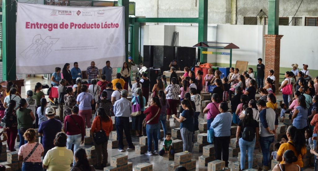 Entregan productos lácteos en beneficio de 350 familias de Pahuatlán