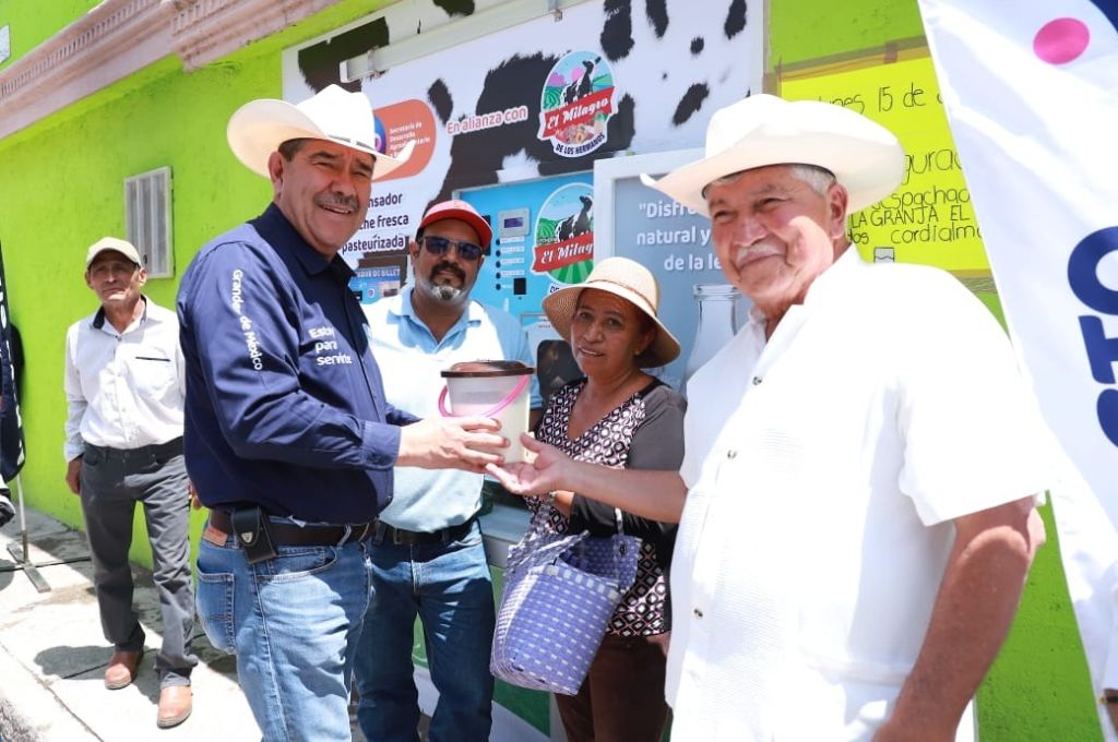 Inaugura SDAYR expendedor de leche fresca al público en Juventino Rosas