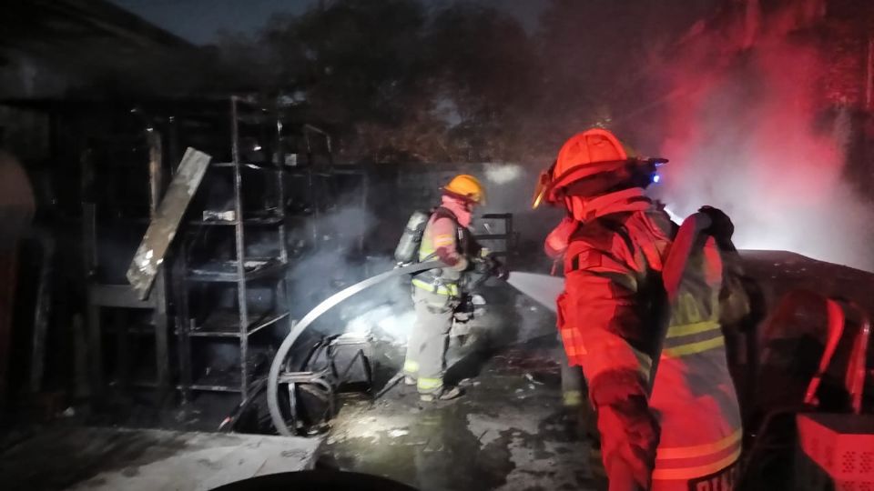 Incendio en bodega de lácteos causa movilización en Monterrey