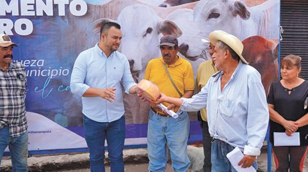 Entregan alimento lechero en Emiliano Zapata