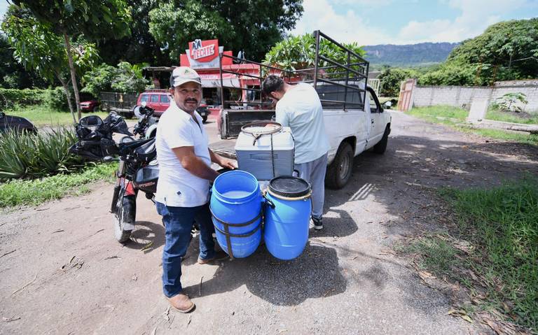 Hoy le eché poquita agua Arnulfo vende leche bronca, quesos y requesón por Actopan