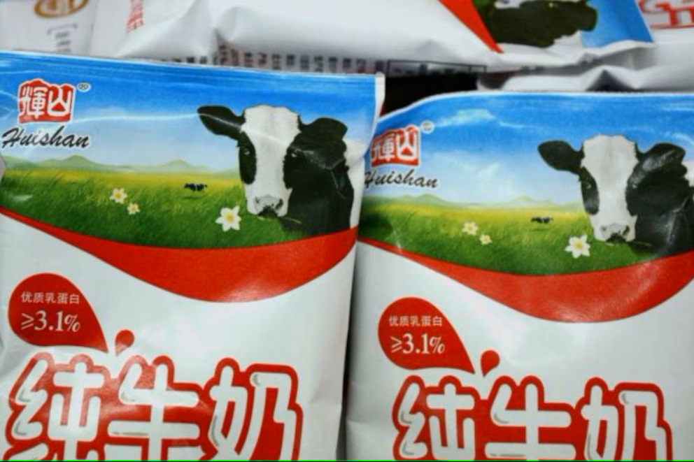 A China le faltan bebés y le sobra leche