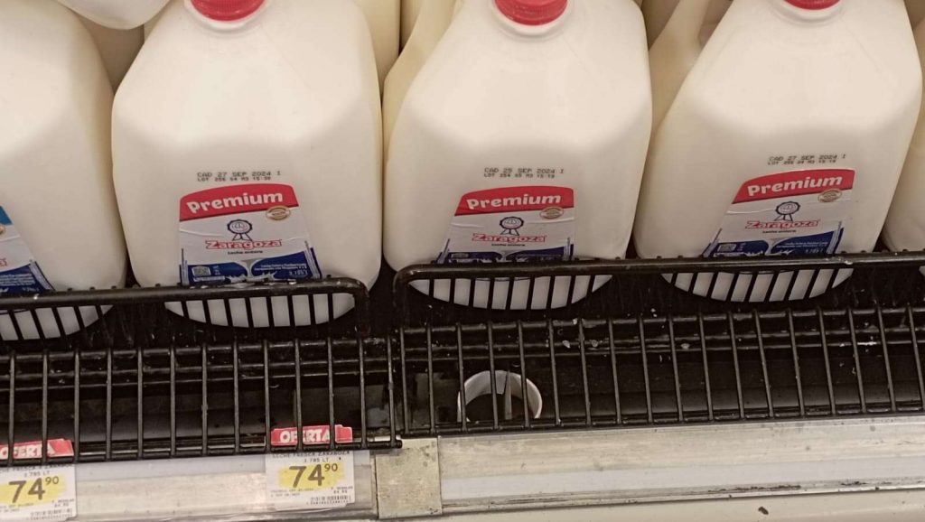 Alcanza hasta los 75 pesos el galón de leche