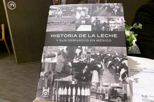 Historia de la leche, presenta su libro sobre la industria láctea