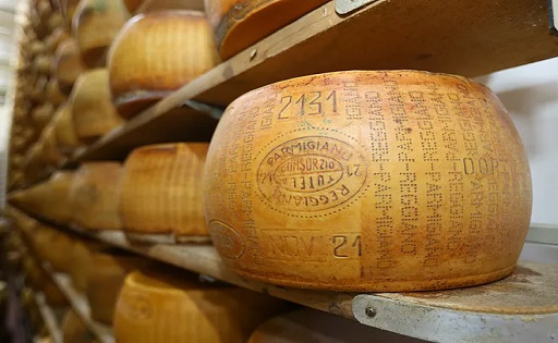 Parmigiano Reggiano, las ruedas de 45 kilos de un queso único