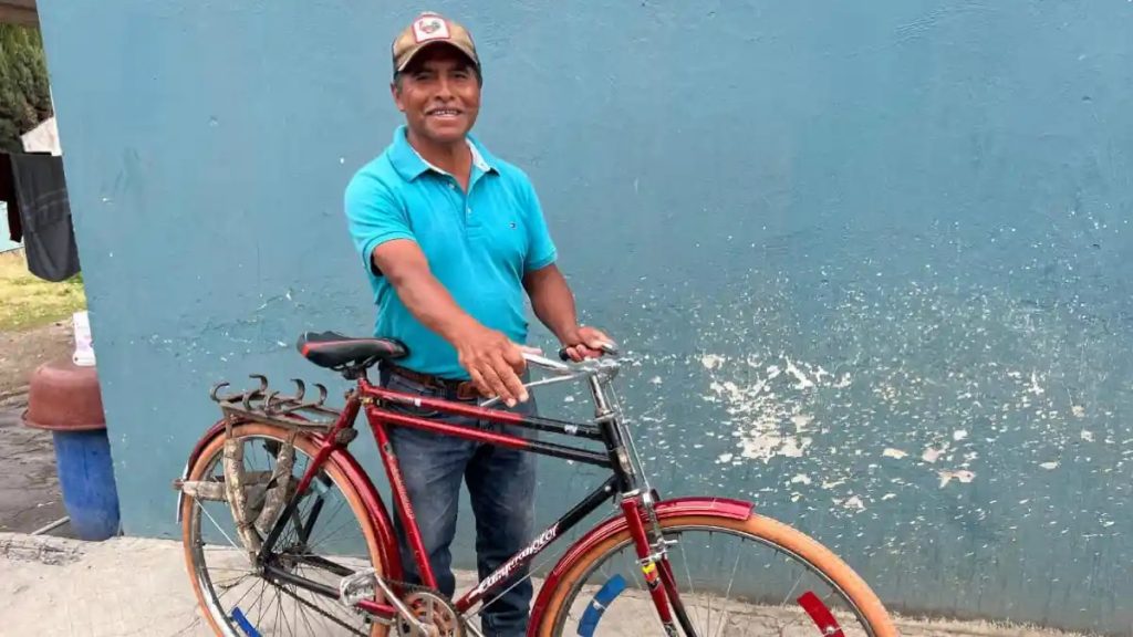 Regalo de Navidad para don Beto estrena bicicleta tras ser víctima de robo en Totimehuacan