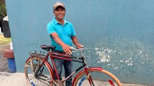 Regalo de Navidad para don Beto estrena bicicleta tras ser víctima de robo en Totimehuacan