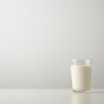 Un estudio señala que consumir un vaso de leche diariamente podría disminuir el riesgo de desarrollar cáncer de intestino