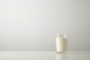 Un estudio señala que consumir un vaso de leche diariamente podría disminuir el riesgo de desarrollar cáncer de intestino