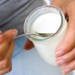 Estudio sugiere que el yogur protege contra el cáncer de colon