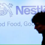 Mientras se expande en México Nestlé frena producción en planta argentina por un mes