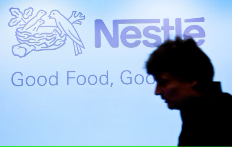 Mientras se expande en México Nestlé frena producción en planta argentina por un mes