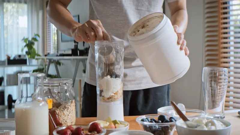 Proteína de suero cómo ayuda este suplemento a ganar músculo y para quién se recomienda4