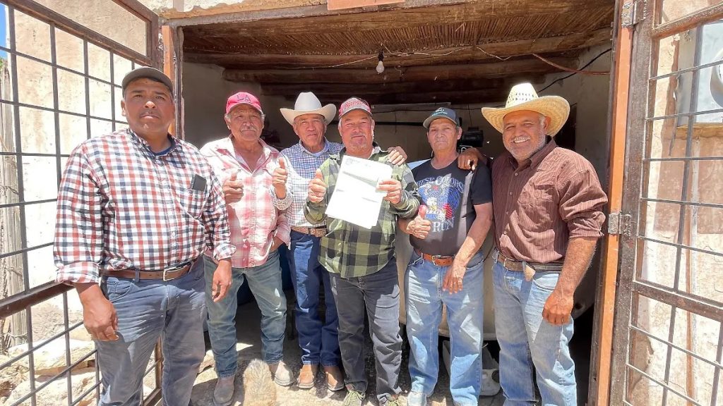 Entrega desarrollo rural apoyo económico a productores de leche del Ejido 21 de marzo