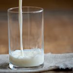 Tomar leche podría ser una ventaja evolutiva, según expertos