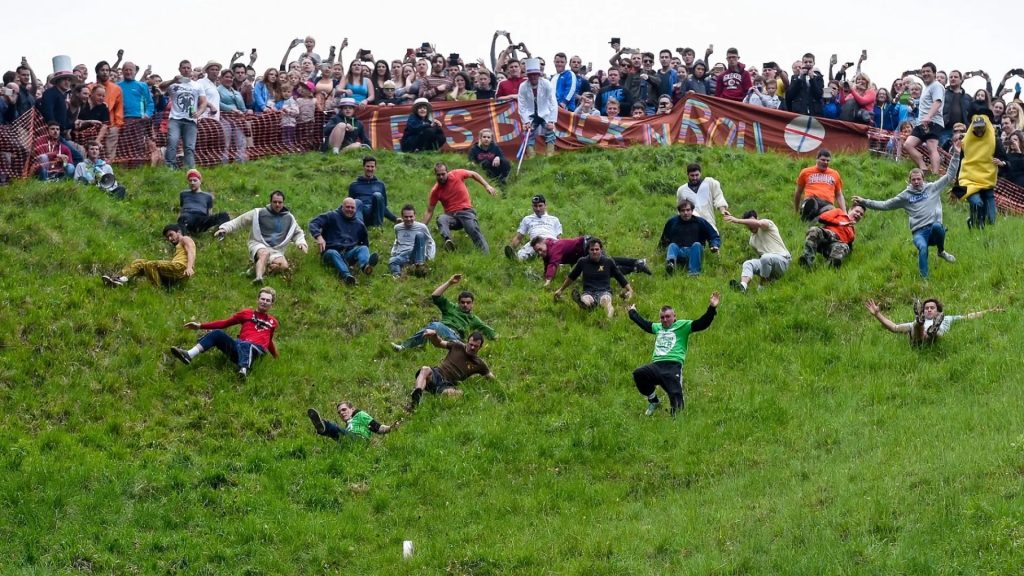 La famosa carrera del queso rodante de Cooper´s Hill reúne miles de asistentes en R.Unido