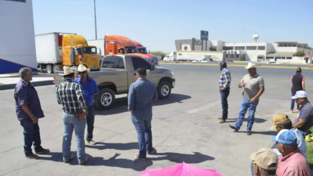 Productores lecheros bloquean de nuevo la carretera federal en Meoqui