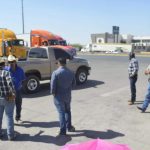 Productores lecheros bloquean de nuevo la carretera federal en Meoqui