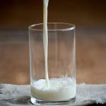 Estudio revela que virus de la gripe aviar puede vivir en la leche cruda durante una semana