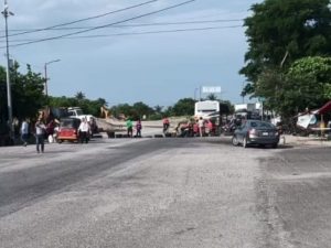Ganaderos de Juchitán bloquean Transístmica por impunidad en abigeato