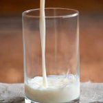 Los riesgos ocultos de la leche “bronca” que debes conocer
