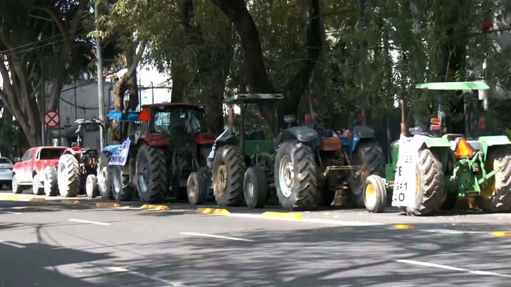 Protesta Campesina en la Avenida Municipio Libre, en la Benito Juárez