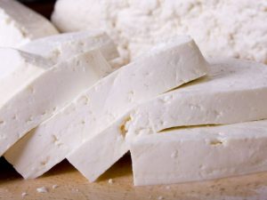 Crisis ganadera en México presiona producción de queso