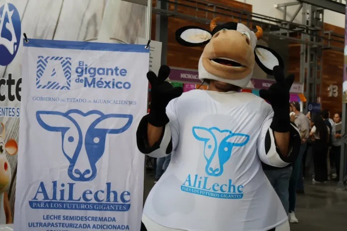 Leche a $15 ganaderos denuncian industria no baja precio
