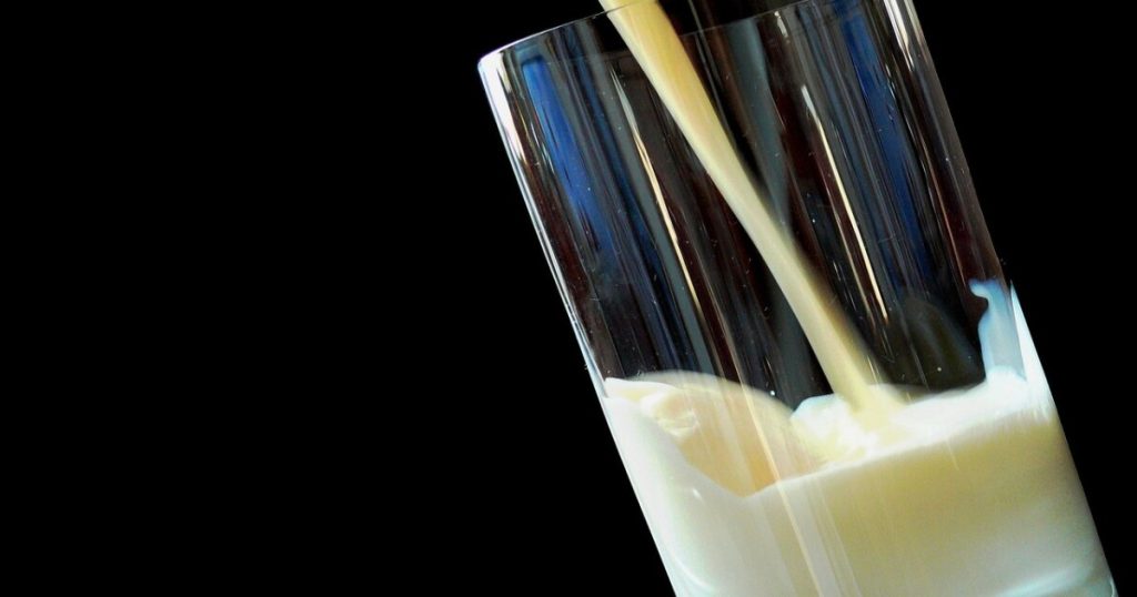 Red criminal adultera leche en Guanajuato $13M pérdidas