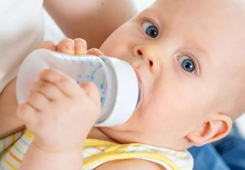 Francia investiga muerte de bebés por leche infantil