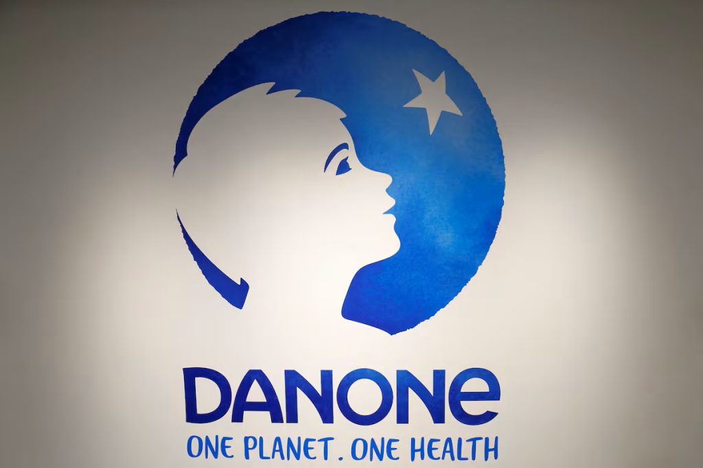 Danone 2025 beneficio cae casi 10% pese a impulso de ventas