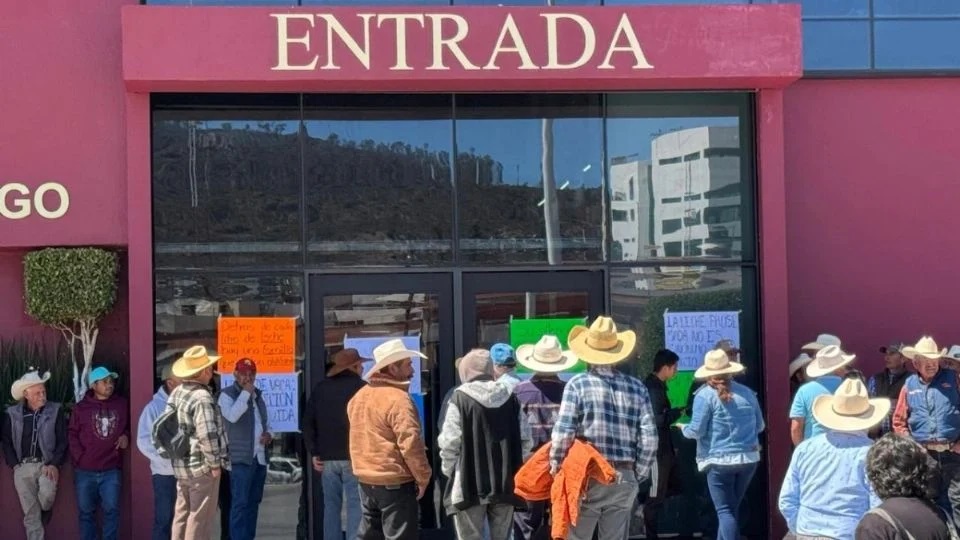 Lecheros amenazan con bloqueos por precios