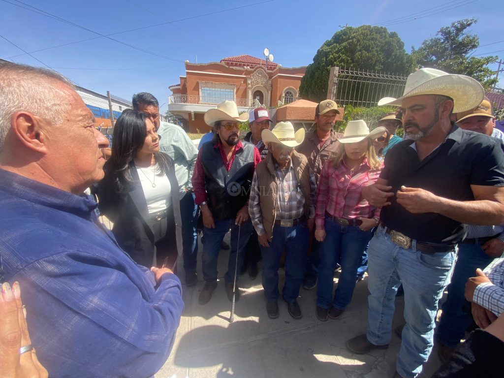 Lecheros escalan protestas y exigen respuestas