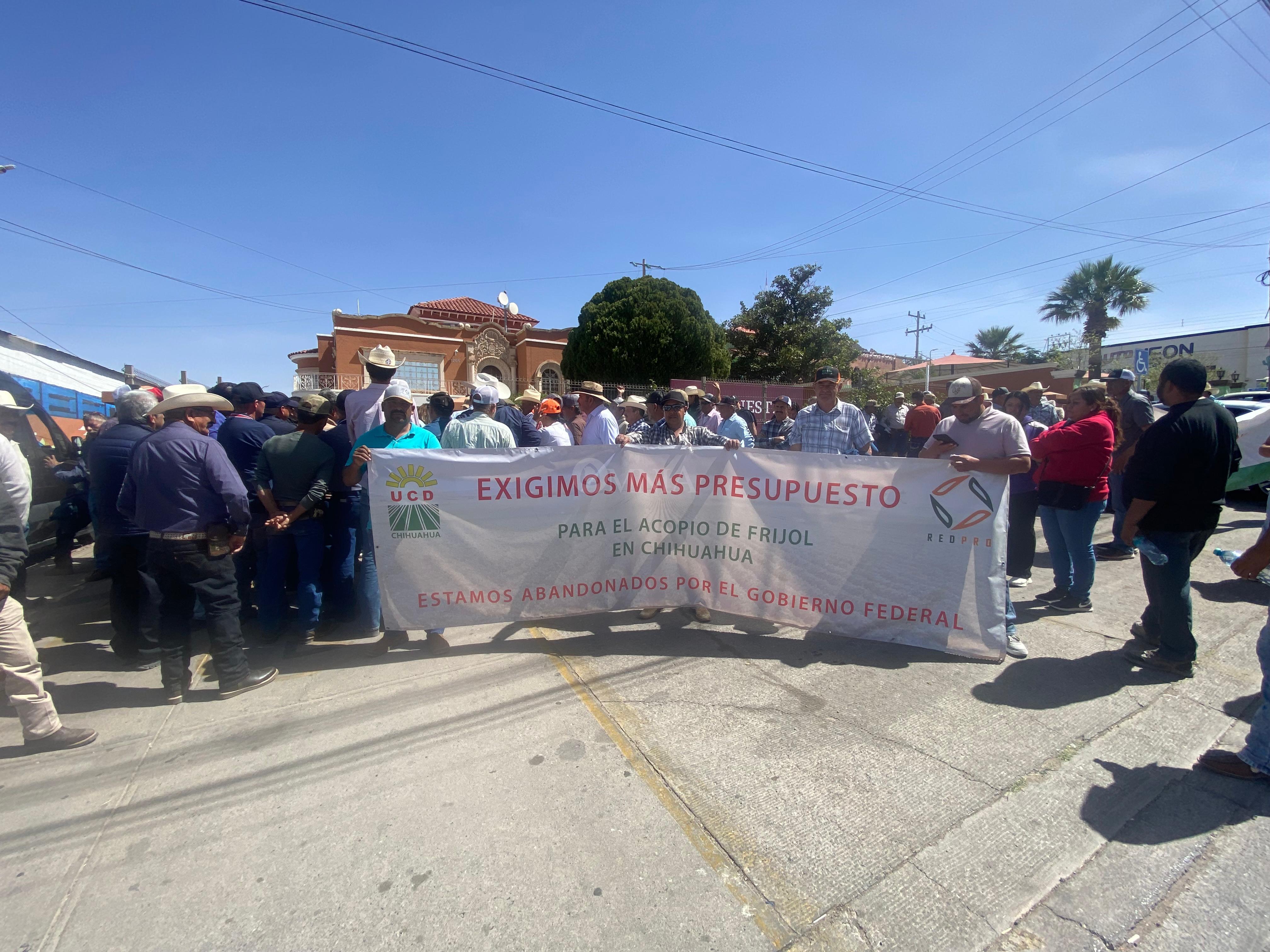 Lecheros escalan protestas y exigen respuestas1