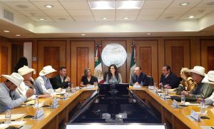 Lecheros presionan en San Lázaro por soluciones